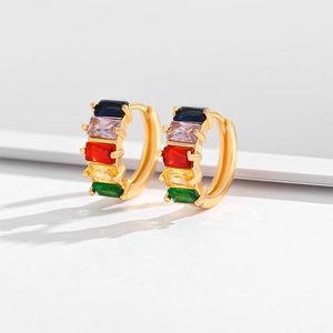 Boucles d'oreilles créoles dorées avec zircons rectangulaires multicolores style arc-en-ciel