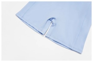 Dettaglio dei pantaloncini da yoga azzurri con cuciture piatte e design a vita alta