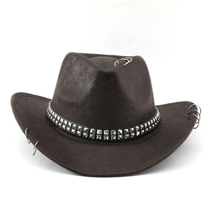 Détail d'un chapeau de cowboy marron avec rivets argentés et anneaux sur le bord