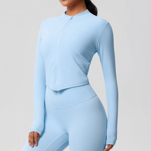 Gros plan de la veste de sport ajustée bleu clair et du legging de yoga assorti
