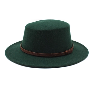 Détail du chapeau en feutre de laine vert foncé avec ruban en cuir tressé marron