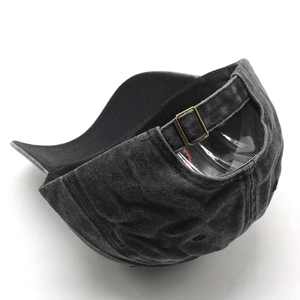 Vue détaillée d'une casquette en coton délavé avec boucle de réglage en métal laiton