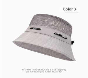 Dettaglio cappello da sole grigio chiaro con parte superiore in rete e corda decorativa