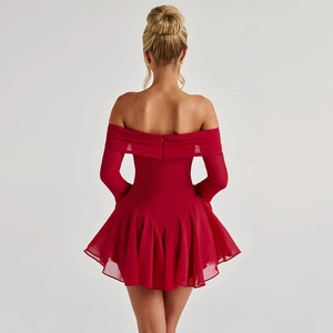 Vue détaillée du dos d'une robe rouge à épaules dénudées avec fermeture éclair invisible