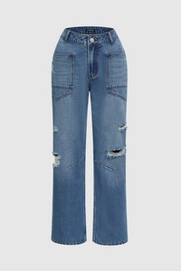 Détail d'un jean taille haute à coupe droite avec genoux déchirés et poches plaquées devant