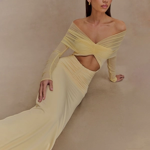 Détail d'une robe longue jaune clair à épaules dénudées avec découpe à la taille et plis