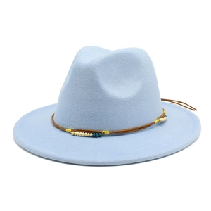 Dettaglio cappello fedora azzurro in lana con cordino intrecciato e perline etniche colorate