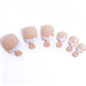 Faux ongles pieds French blanc classique avec base nude et fini brillant