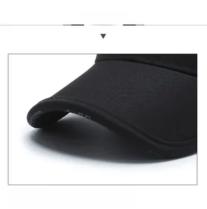 Detail einer schwarzen Twill-Basecap mit Fashion-Schriftzug am Schirm und Stoffstruktur
