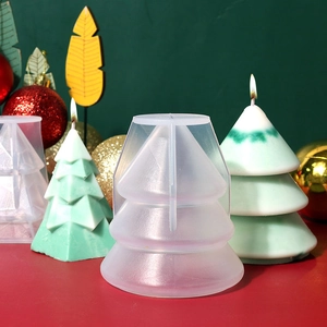 Dettaglio macro degli stampi in silicone per candele fai-da-te a forma di abete