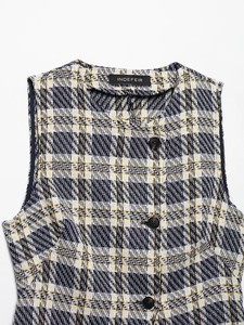 Gros plan d'un gilet en tweed à carreaux sans manches avec boutons et étiquette