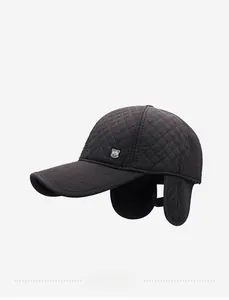 Détail d'une casquette de baseball matelassée noire pour homme avec cache-oreilles et insigne