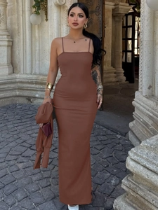 Robe longue moulante marron foncé à bretelles avec cardigan assorti pour femme élégante