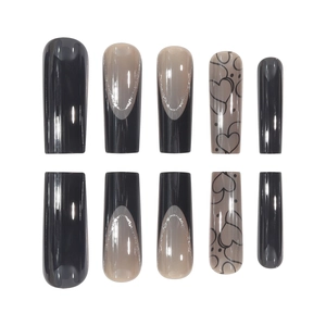 Faux ongles longs trapèze brillants noirs et nude avec motifs de petits cœurs