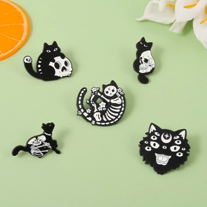 Détail de 5 épingles en émail chat noir gothique avec motifs de crâne et de lune