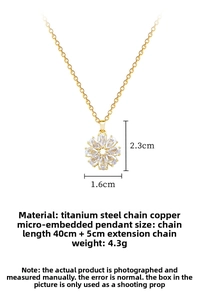 Détail du collier à pendentif fleur tournante dorée orné de zircons étincelants