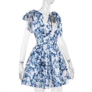 Détail de la robe d'été à imprimé floral bleu avec bretelles à nœuds ajustables