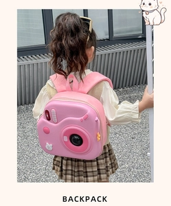 Dettaglio dello zaino rigido rosa per bambini a forma di fotocamera con lenti in 3D