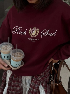 Sweat bordeaux à col rond avec broderie Rich Soul pour un look sportswear élégant