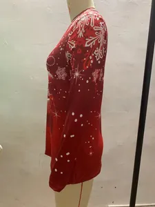 Detailansicht des roten Weihnachts-Langarmshirts mit weißen Schneeflockenmustern und V-Ausschnitt