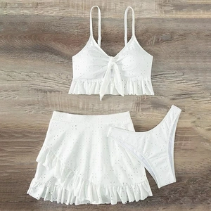 Driedelige witte bikini-set met broderie anglaise, ruches en bijpassende strandrok-cover-up
