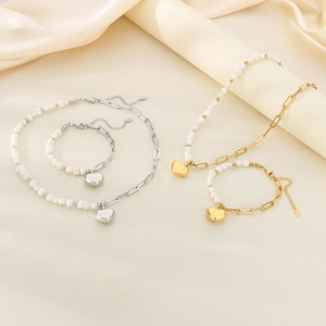 Parure bijoux perles et chaînes avec pendentifs cœur en finitions or et argent