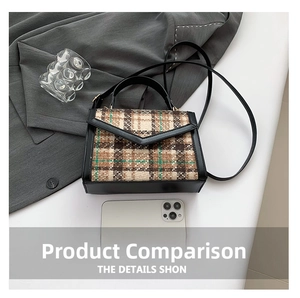 Détails d'un petit sac bandoulière à carreaux avec téléphone et bouteille pour la taille