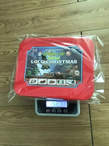 Détails d'un ensemble de train de Noël vintage pesé sur une balance pour référence de taille