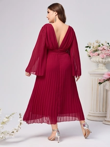 Dettaglio dell'abito lungo in chiffon plissettato bordeaux con schiena scoperta e maniche