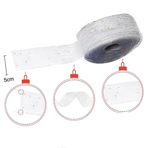 Wit halftransparant kerstnetlint met kleurrijke glitterstippen, 5 cm breedte