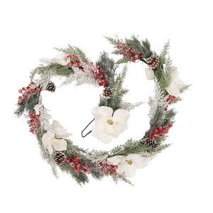 Guirlande de Noël en cœur avec magnolias blancs, baies rouges et pommes de pin enneigées