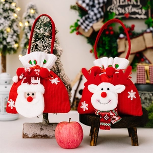 Sacs-cadeaux de Noël tricotés avec motifs de Père Noël et rennes et flocons de neige