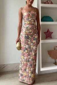 Détail d'une robe longue moulante à paillettes avec broderie florale 3D pour femmes