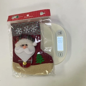 Vue détaillée d'une chaussette de Noël en tissu pesant 18,3 grammes sur une balance