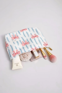 Dettaglio trousse in cotone floreale con trama a righe e spazio interno per trucchi
