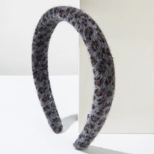 Detail of plush leopard print headband with thick faux fur texture and vintage pattern