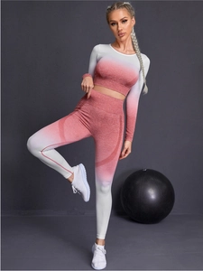 Détail d'un ensemble de fitness crop top manches longues et legging dégradé rouge et blanc