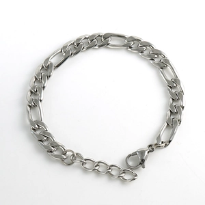 Dettaglio del bracciale a catena Figaro argento con chiusura a moschettone e catenella