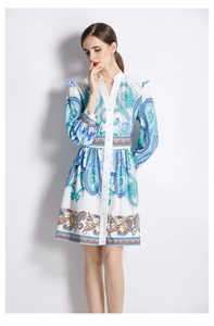 Détail du col en V avec boutons et imprimé cachemire coloré sur la robe bohème