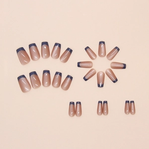 Gros plan d'ongles adhésifs French bleu foncé effet œil de chat et pailleté fin