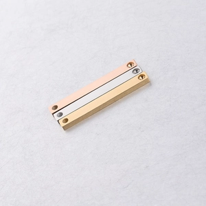 Drie metalen staafhangers in roségoud, zilver en goud met twee schroefgatdetails