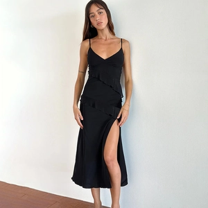 Robe noire sexy à col en V, bretelles spaghetti, volants et fente haute