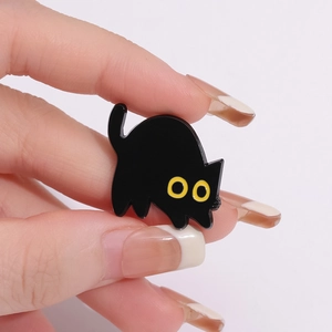 Broche de esmalte de gato negro minimalista con ojos amarillos sobre fondo claro