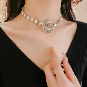 Gros plan d'un collier ras du cou avec rose sertie de strass sur un mannequin femme