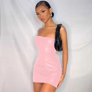 Vorderansicht eines rosa trägerlosen Bodycon-Minikleids mit eleganter Kunstleder-Textur