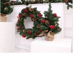 Set ghirlanda natalizia e mini albero con pigne, bacche rosse e base in iuta