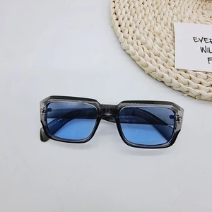 Detail einer quadratischen zweifarbigen Sonnenbrille mit blauen Gläsern und Bügelmaßen