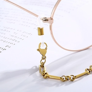 Détail d'une chaîne à lunettes dorée avec fermoir mousqueton et boucle en caoutchouc