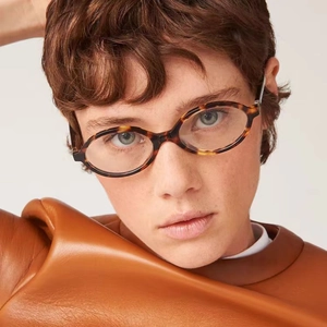 Retro oval tortoiseshell sunglasses for women with a vintage minimalist Korean style look