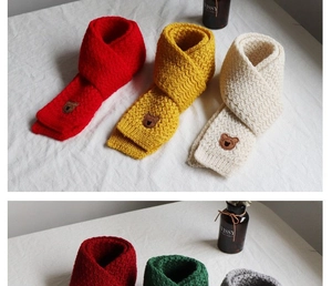 Dettaglio di sciarpe in maglia spessa per bambini con ricamo Beast Bear multicolore